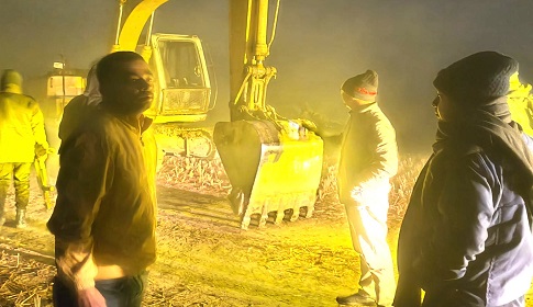 কাপাসিয়ায় অভিযানে মাটি খেকোদের সংঘবদ্ধ প্রতিরোধে ম্যাজিস্ট্রেট