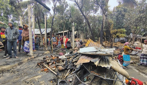 পাংশায় অগ্নিকাণ্ডে বসতঘর পুড়ে ছাই, ক্ষতিগ্রস্ত পরিবারের পাশে ইউএনও
