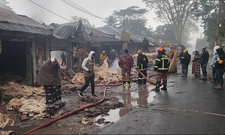 মুকসুদপুরে পাটের গুদামে ভয়াবহ অগ্নিকাণ্ডে কোটি টাকার ক্ষয়ক্ষতি