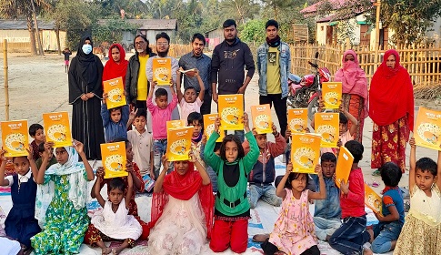 ঈশ্বরদীতে নবীন প্রতিশ্রুতি উন্নয়ন সংস্থার উদ্যোগে শিক্ষার্থীদের মাঝে নতুন বই বিতরণ