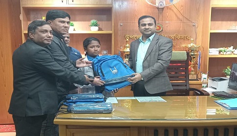 কুড়িগ্রামে ৩৮২ শিক্ষার্থীর মাঝে স্কুল ব্যাগ ও ছাতা বিতরণ