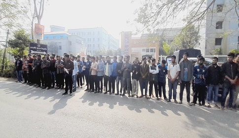 স্বতন্ত্র ইনস্টিটিউট ঘোষণার দাবিতে ফরিদপুর ইঞ্জিনিয়ারিং কলেজ শিক্ষার্থীদের মানববন্ধন