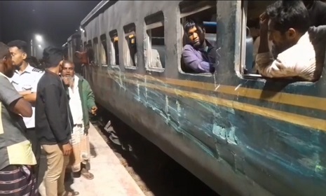 দিনাজপুরে রেল লাইনে আটকা পড়া ট্রাকে ট্রেনের ধাক্কা, ট্রাক ক্ষতিগ্রস্ত, ড্রাইভার আহত 