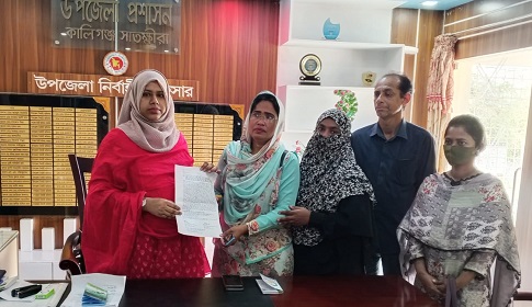 সাতক্ষীরায় শিক্ষককে হয়রানির প্রতিবাদে মানববন্ধন ও স্মারকলিপি পেশ