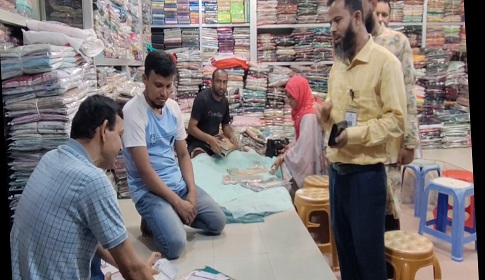 বাংলাদেশি কাপড়কে ভারতীয় বলে বিক্রি, হিলিতে ৫ ব্যবসায়ীকে জরিমানা