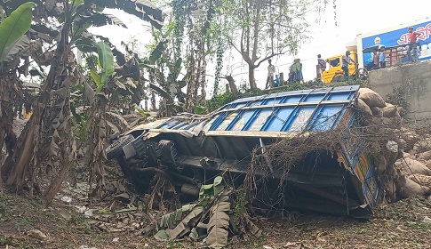 চালকের আসনে হেলপার, দুর্ঘটনায় গেল প্রাণ