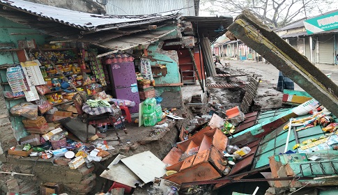 নির্মাণাধীন ড্রেনের কারণে সোনাতলায় ধসে পড়ল দুই দোকান