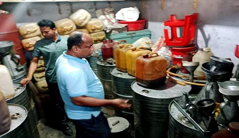 ঈশ্বরদীতে জ্বালানি তেল মজুত করায় ব্যবসায়ীকে জরিমানা