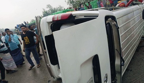 বগুড়ায় নিয়ন্ত্রণ হাড়িয়ে মাইক্রোবাসে অগ্নিকাণ্ড, নিহত ৩, আহত ৯