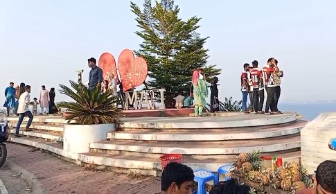 ঈদের ছুটিতে পর্যটকের ঢল, পাহাড়-লেকের মিতালীতে মুখরিত কাপ্তাই