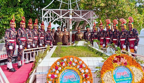বীরশ্রেষ্ঠ মুন্সী আব্দুর রউফ’র সমাধিতে বিজিবি মহাপরিচালকের পক্ষে শ্রদ্ধাঞ্জলি