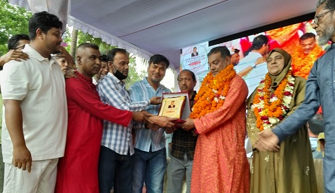 সোনাতলায় জেলা পরিষদের প্রশাসককে গণসংবর্ধনা