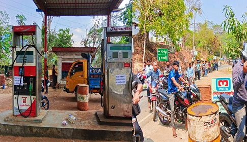 কাপ্তাইয়ে প্রশাসনের কঠোর মনিটরিং জ্বালানি তেল বিক্রিতে ফিরেছে শৃঙ্খলা