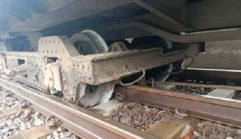 দিনাজপুরে দোলনচাঁপা এক্সপ্রেস ট্রেনের বগি লাইনচ্যুত