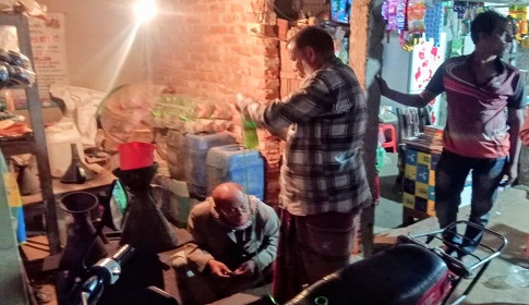 মুদি দোকানে ৩৫০ টাকা লিটারে পেট্রোল বিক্রি, জরিমানা ৫০ হাজার 