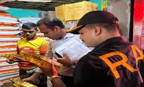 অবৈধ মজুত, একদিনেই জব্দ ১ লাখ ৬৫ হাজার লিটার ভোজ্যতেল