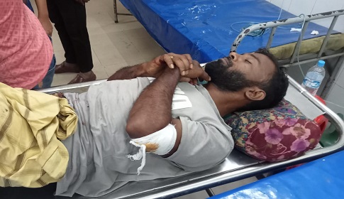 সাতক্ষীরায় বিএনপি নেতাকে কুপিয়ে ও পিটিয়ে জখম