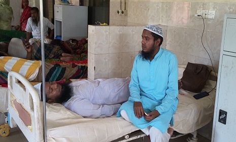 কল না ধরায় ছাত্রদল নেতা পরিচয়ে অধ্যাপককে হাতুড়ি পেটা