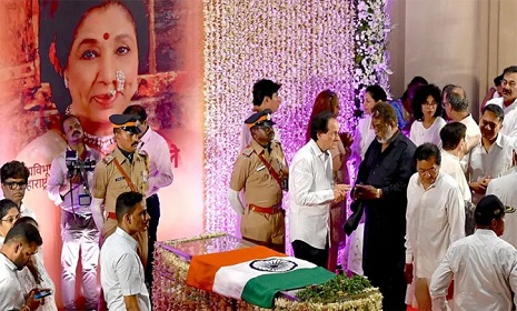 শ্রদ্ধা-ভালোবাসায় আশা ভোঁসলেকে শেষ বিদায়