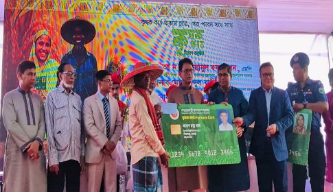 শিবগঞ্জে ৩১৪৭ কৃষকের হাতে কৃষক কার্ড ও গাছের চারা 