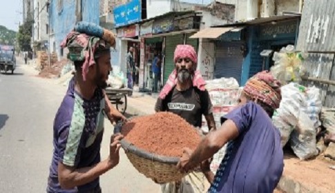 বৈশাখের প্রথম দিনেই তাপপ্রবাহ, হাঁপিয়ে উঠছেন শ্রমিকেরা