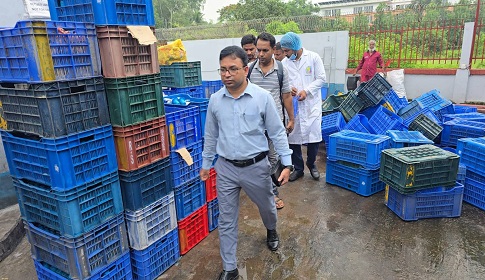 বগুড়ায় গ্রামীণ ডানোন ফুডস লিমিটেড কারখানায় অভিযান, ৩ লাখ টাকা জরিমানা