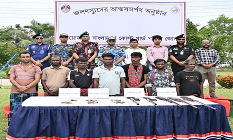 সুন্দরবনের দস্যু সুমন বাহিনীর প্রধানসহ ৭ সদস্যের আত্মসমর্পণ