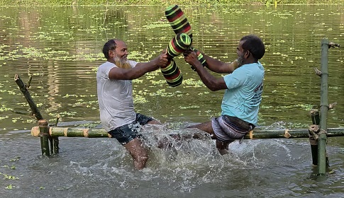 চাটমোহরে মজার খেলা নিয়ে কৃষক ঈদ আনন্দ