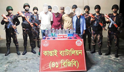 কাপ্তাইয়ে ১৬ লিটার চোলাই মদসহ ৪ পাচারকারী আটক
