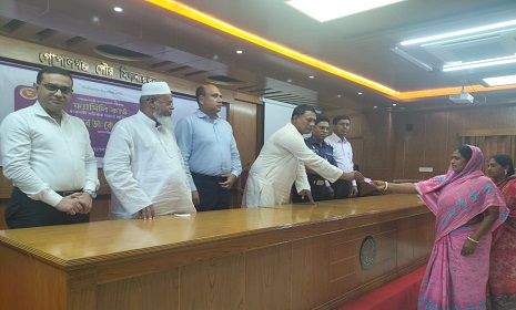 গোপালগঞ্জে ১২৬ নারী পেল ফ্যামিলী কার্ড 