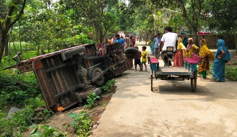 সোনাতলায় গরুভর্তি ভটভটি উল্টে প্রাণ গেল সাবেক ইউপি সদস্যের