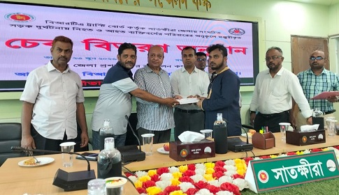 সাতক্ষীরায় সড়ক দুর্ঘটনায় হতাহত পরিবারের মাঝে ৪৭ লাখ টাকার চেক হস্তান্তর