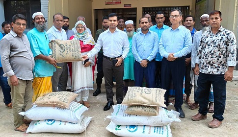 ফুলপুরে ক্ষুদ্র ও প্রান্তিক কৃষকদের মাঝে প্রণোদনা বিতরণ 