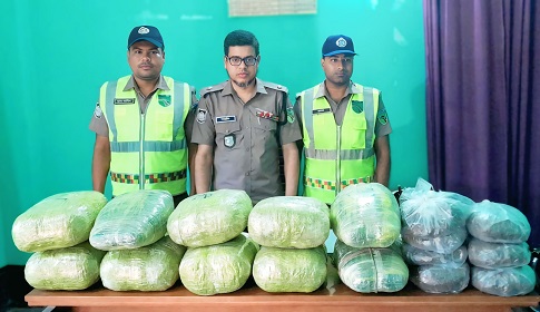 বাইকের পেছনে বস্তায় ৪৫ কেজি গাঁজা, দৌড়ে পালালো চালক