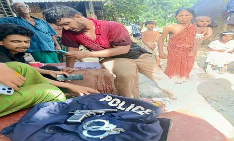 গোপালগঞ্জে হ্যান্ডকাফ ও পুলিশ লেখা কোটিসহ যুবক আটক 