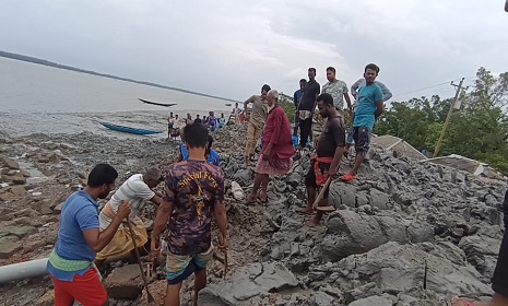 শ্যামনগরে উপকুল রক্ষা বাঁধ থেকে ১২টি নাইনটি অপসারিত