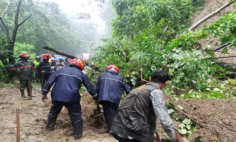 টানা বর্ষণে পাহাড় ধস, কাপ্তাই-চট্টগ্রাম সড়কে যান চলাচল বন্ধ