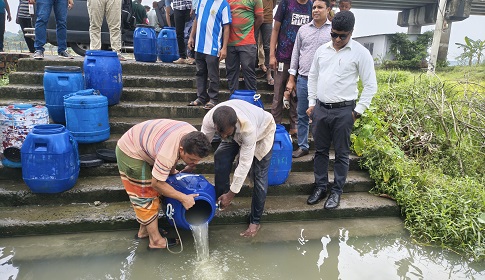১২ লাখ টাকার অবৈধ চিংড়ির রেনু জব্দ করে নদীতে অবমুক্ত