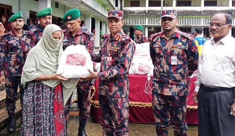 পাহাড়ের কান্না মোছাতে সহায়তার হাত বাড়িয়ে পাশে ৪১ বিজিবি
