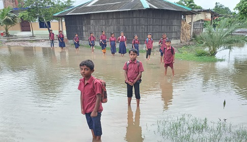 দুই সপ্তাহের টানা বৃষ্টিতে ভয়াবহ জলাবদ্ধতার কবলে  সাতক্ষীরা, জনভোগান্তি চরমে