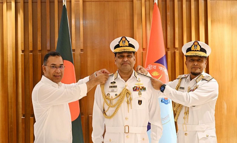 নতুন নৌপ্রধানকে ভাইস অ্যাডমিরাল র‍্যাংক ব্যাজ পরালেন প্রধানমন্ত্রী