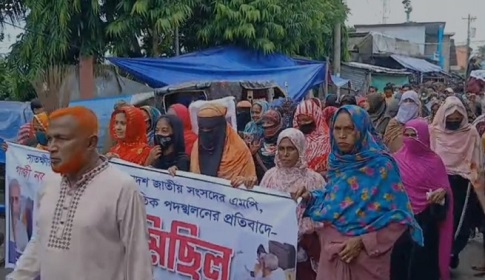 এমপি গাজী নজরুলের শাস্তি ও পদত্যাগ দাবিতে দ্বিতীয় দিনেও উত্তাল শ্যামনগর