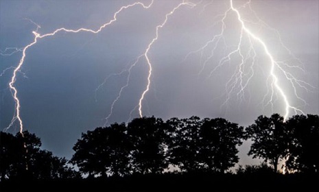 শ্যামনগরে বজ্রপাতে গৃহবধূর মৃত্যু