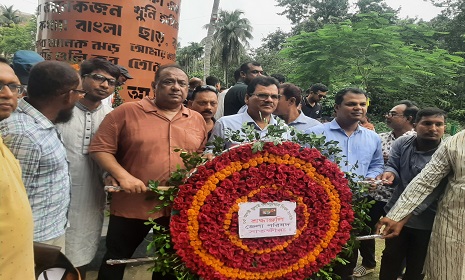 শহীদদের প্রতি সাতক্ষীরা জেলা প্রশাসনের শ্রদ্ধা নিবেদন