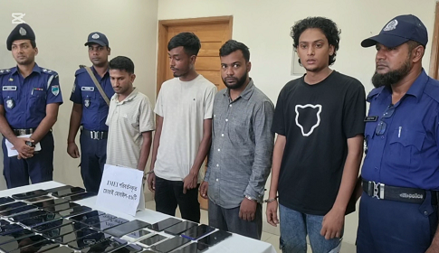 বাগেরহাটে আইএমইআই পরিবর্তন করা ৫৯টি মোবাইলফোন উদ্ধার, প্রেপ্তার ৪