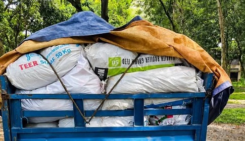 পিকআপভর্তি মেয়াদোত্তীর্ণ সরকারি ওষুধ যমুনায় ফেলার সময় আটক করল জনতা