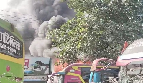 পুলিশ-সাংবাদিকসহ আহত ১৫, বাসে আগুন