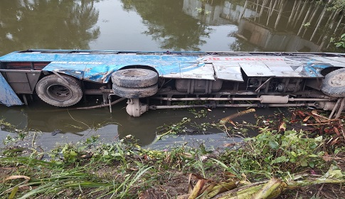 নগরকান্দায় বাস-ট্রাকের মুখোমুখি সংঘর্ষে আহত ১৫