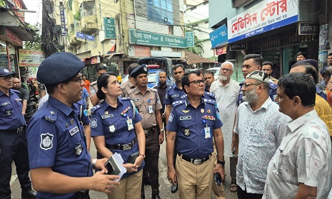 পুলিশের সামনে নারী উদ্যোক্তাকে মারধরের ভিডিও ভাইরাল, তদন্তে ঢাকা রেঞ্জের অতিরিক্ত ডিআইজি
