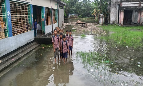 হাঁটু পানিতে ডুবে আছে গ্রাম, ঘরবাড়ি থেকে বিদ্যালয় এমনকি কবরস্থানও 